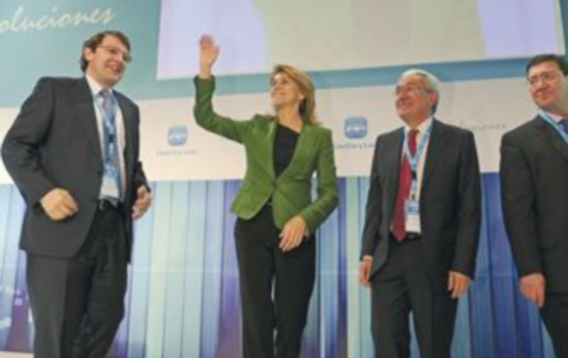 Cospedal saluda al público junto a Fernández Mañueco (i)