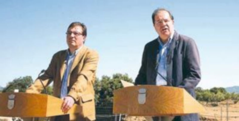 Guillermo Fernández Vara y Juan Vicente Herrera firman una adenda en el Centro de Interpretación de Cáparra en Cáceres. / E. M. (Ical)