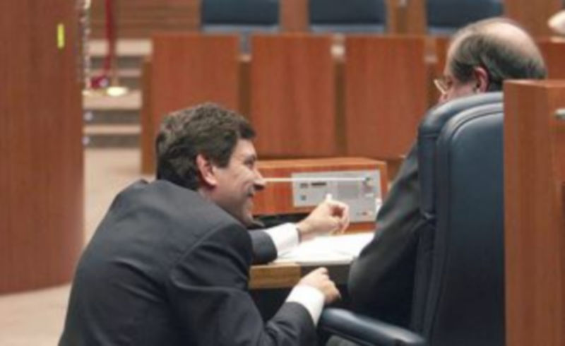 Carriedo conversa con Herrera durante el debate de las resoluciones. / L. P. (Ical)