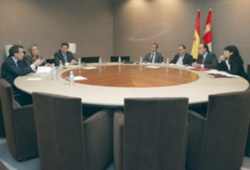 Las comisiones negociadoras de PP (a la izquierda) y PSOE