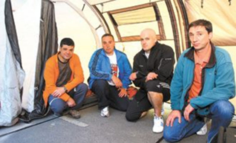 Los cuatro mineros que acampan ante las oficinas de Victorino Alonso en Ponferrada (León) y que se han declarado en huelga de hambre. / César Sánchez (Ical)