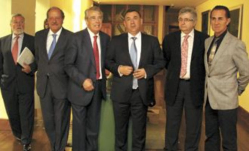 De izquierda a derecha