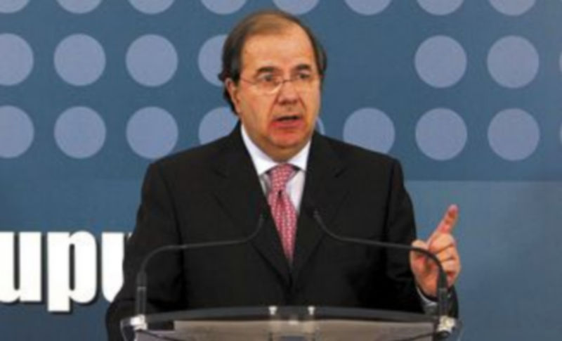 Juan Vicente Herrera explica en la sede de la Presidencia de la Junta el proyecto de ley de Presupuestos Generales de la Comunidad para 2011. / Leticia Pérez (Ical)