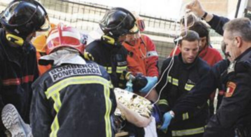 Un herido en un accidente laboral es trasladado al hospital. / Ical