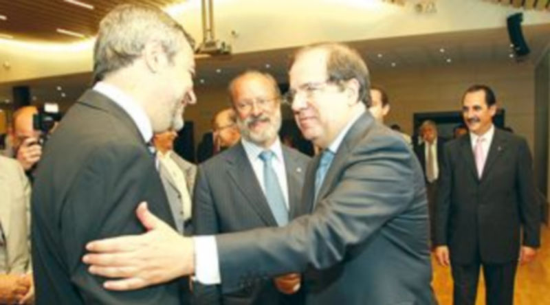 El presidente Juan Vicente Herrera saluda a Luis Garicano en presencia de Javier León de la Riva. / Ical