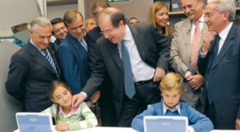 Herrera saluda a unos niños en la inauguración del primer Espacio Cyl Digital de Castilla y León. / Ical