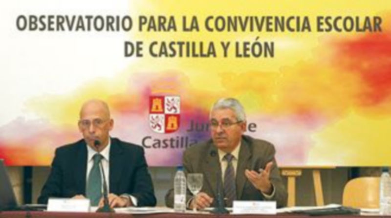 Sánchez Pascuala (i) informa sobre la convivencia escolar acompañado del catedrático de la ULE Delio del Rincón. / ICAL