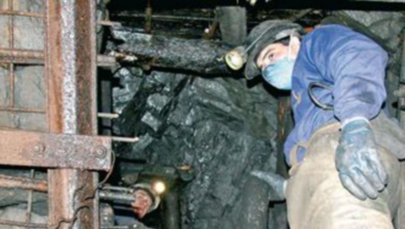 Dos mineros trabajan en una explotación de carbón de la provincia de León. / Ical