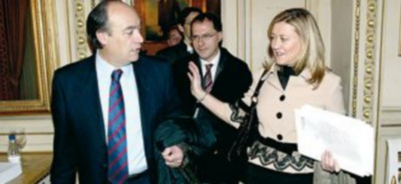 La consejera de Hacienda llega a la Comisión de Transferencias acompañada por el portavoz socialista