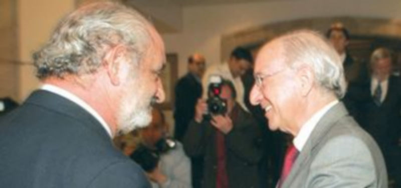 Santos Llamas (i) y Julio Fermoso estrechan su mano tras salir de la reunión celebrada en Tordesillas (Valladolid). / Ical