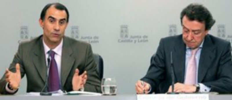 César Antón (i) explica las novedades del proyecto de Ley junto a De Santiago-Juárez