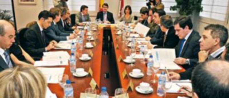 Alfonso Fernández Mañueco preside la reunión de la Comisión Asesora de Justicia de Castilla y León. / Ical