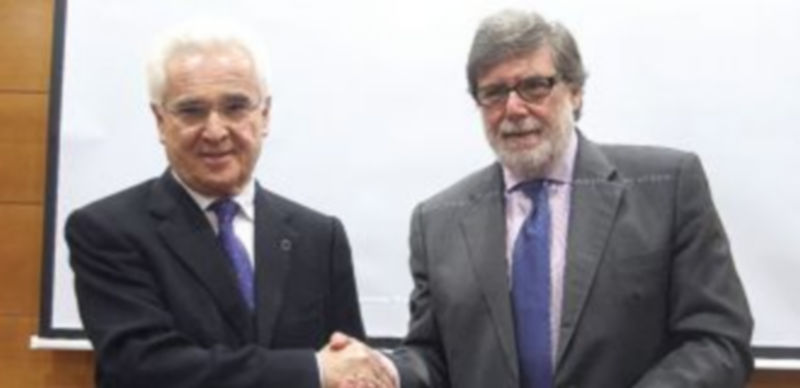 Cruz Roja atiende a 17.000 personas de colectivos vulnerables en 11 años 1 José Varela (i) y Santiago Aparicio firman un convenio en favor de la inserción laboral de colectivos vulnerables. / Ical