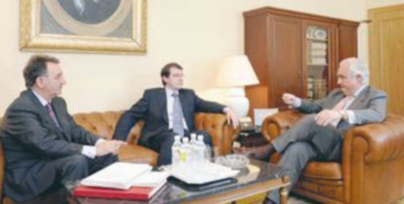 Mañueco (c) presentó a Clemente Pita (i)