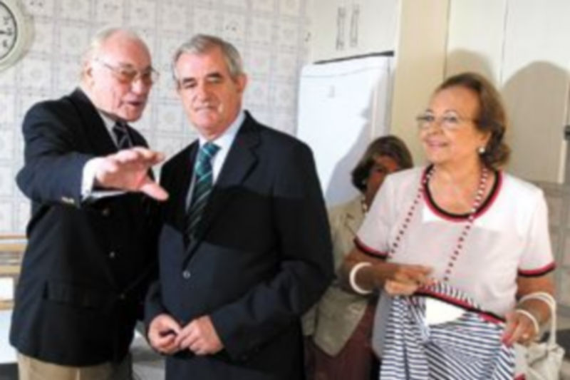 Álvarez Guisasola (c) inaugura la casa junto a presidente de la Junta Provincial de la Aecc