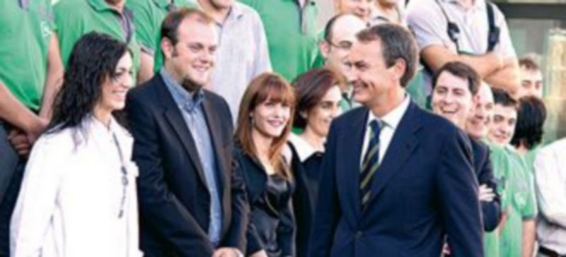Zapatero anuncia 20.000 millones para innovación y ahorro energético 1 El presidente del Gobierno se hizo una foto con los trabajadores de la planta de DC Wafers e incluso bromeó con ellos. / ICAL