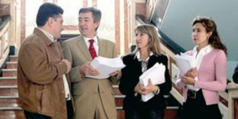 Imagen de archivo de algunos padres presentando un recurso ante el TSJ. / Ical