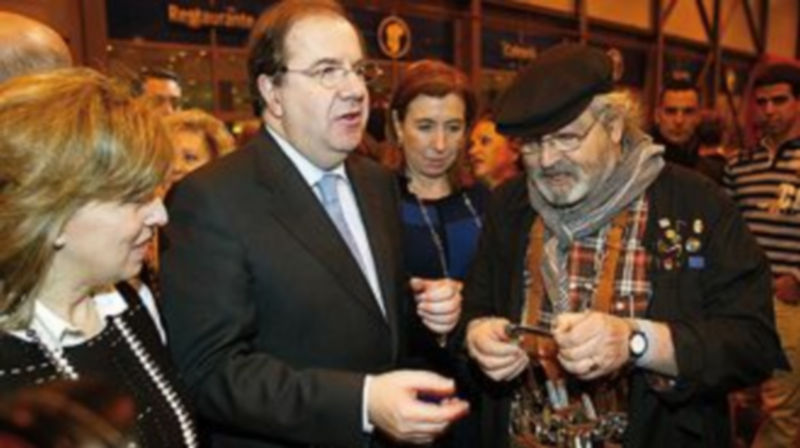 Herrera (2i) y Salgueiro (3i) conversan junto a un vendedor de navajas en la feria.