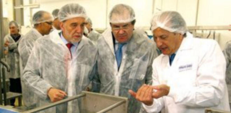 González Serna (d) explica el funcionamiento de la planta a Herrera (c) y Alejo durante la visita. / Ical