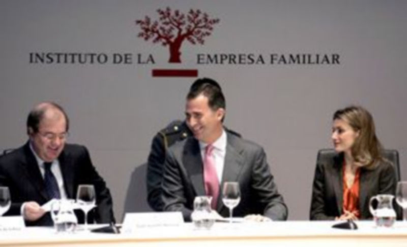 Los Príncipes de Asturias inauguran el Congreso Nacional de la Empresa Familiar. Junto a ellos