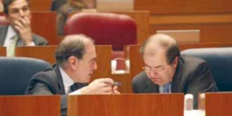 Juan Vicente Herrera (d) y Tomás Villanueva charlan en el transcurso de un pleno de las Cortes. / Ical