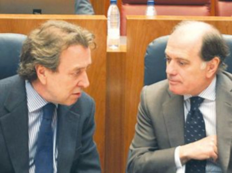 José Antonio de Santiago-Juárez (i) conversa con Tomás Villanueva. / Ical