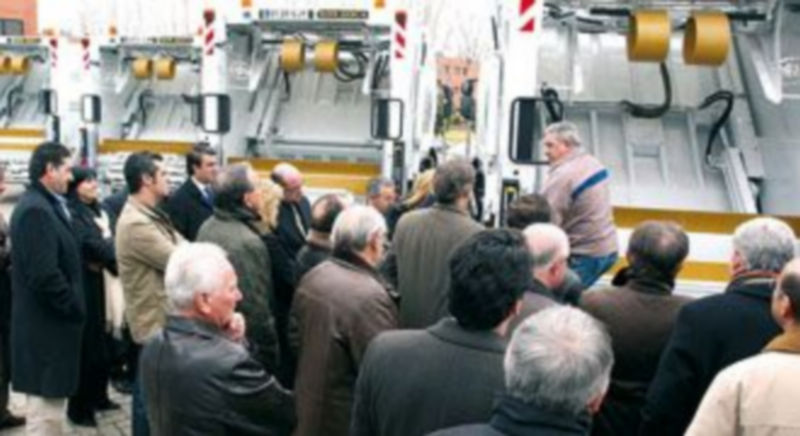 Entrega de camiones de recogida de residuos sólidos urbanos a mancomunidades en una imagen de archivo. / Ical