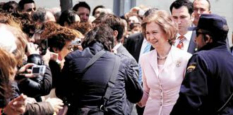 La Reina Doña Sofía saluda a la gente al salir del auditorio de León. / Fotos: P. G. (Ical)