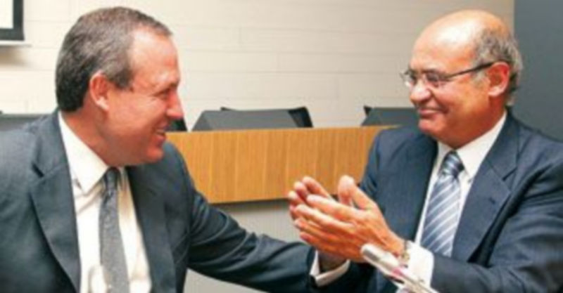 Jesús Terciado (i) recibe las felicitaciones del presidente de la Ceoe