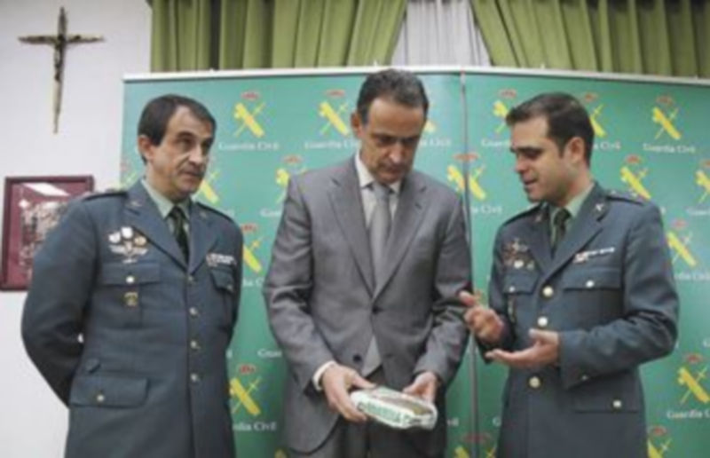 Cecilio Vadillo (c) informa sobre el desarrollo y desenlace de una importante operación contra el narcotráfico. / E.M. (Ical)