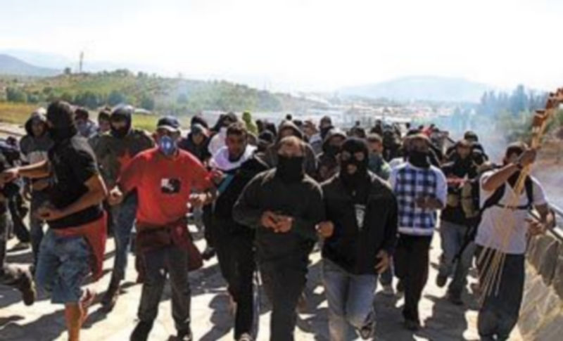 Mineros y miembros de los GRS de la Guardia Civil