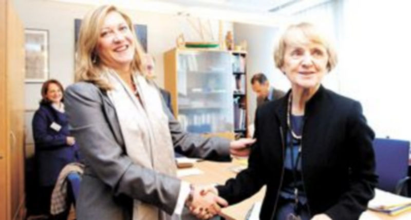 Pilar del Olmo estrecha la mano de Danuta Hübner en la reunión mantenida en Bruselas. / Ical