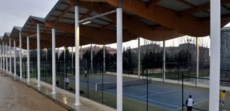 Imagen de una de las pistas de tenis que se encuentran en la Ciudad Deportiva de La Albuera. / Kamarero