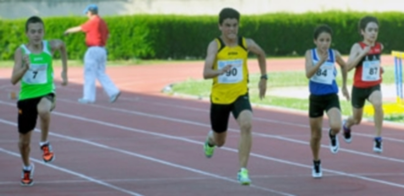 Jóvenes atletas disputando la prueba de los 100 metros lisos en un momento del campeonato. / Kamarero