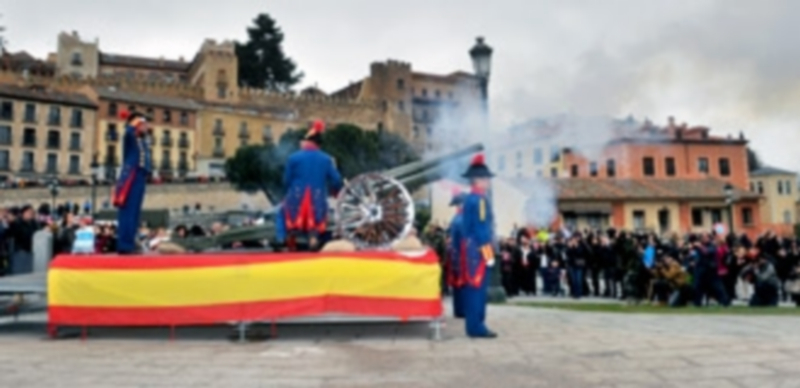 Momento en el que los artilleros lanzaron la salva de cañón en la pasada edición de la Media Maratón Ciudad de Segovia. / Kamarero