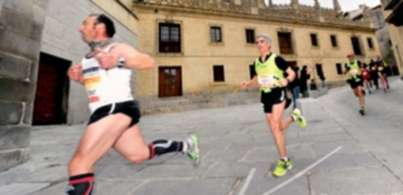 Imagen de la Media Maratón de 2014 a su paso por la calle Barrio Nuevo