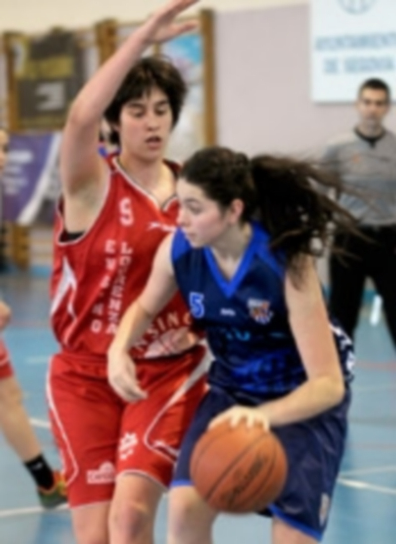 Sara Araújo controla la pelota de espaldas ante la defensa del Lourenzá