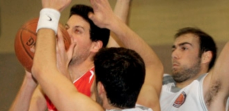 Un jugador del CD Base entra a canasta en un partido este año. / Kamarero