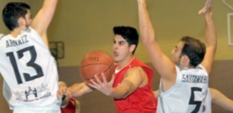 Fernando Yagüe busca dar salida al balón en el partido de ayer. / Kamarero