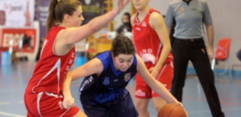 Araújo intenta la penetración a canasta ante la defensa de una jugadora del Lourenzá. / Kamarero