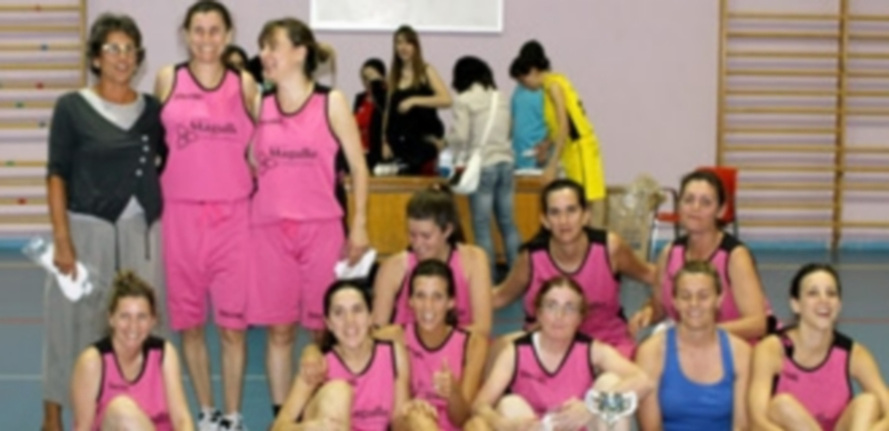 Las jugadoras de El Tocador celebran el título de liga tras vencer a Pinillos en el Emperador Te0dosio. / El Adelantado