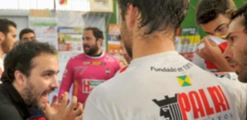Álvaro Senovilla da instrucciones a sus jugadores en el partido del pasado sábado ante Go Fit. / El Adelantado