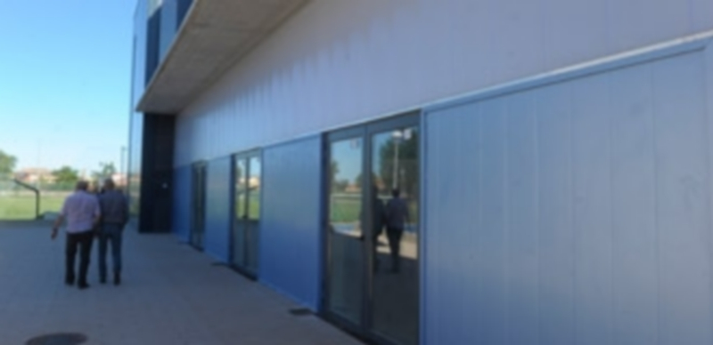 Vista lateral del nuevo pabellón de Nava