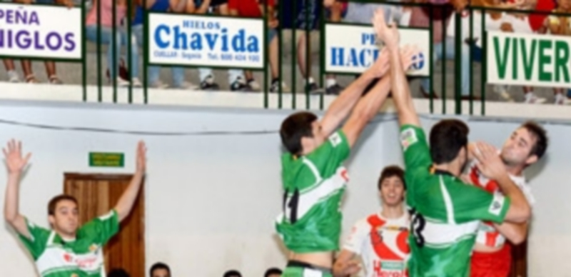 Simón García ejecuta un lanzamiento sobre la portería visitante en el encuentro que el Viveros Herol Nava jugó en la primera vuelta ante el Bordils. / A. Marugán
