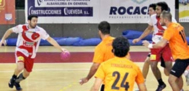 El navero Alberto Camino bota el balón en el transcurso del encuentro de la jornada pasada ante el BM Torrelavega. / BM Nava