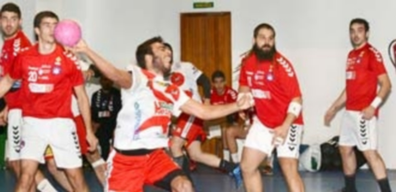 El pivote navero Nico López se abre camino entre la defensa para lanzar a portería durante el encuentro de ayer entre el Viveros Herol Nava y el Academia Octavio. / A. Marugán