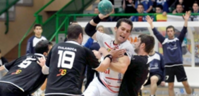 Darío Ajo intenta superar a la defensa del equipo catalán en el encuentro de la fase de ascenso que el Viveros Herol Nava jugó ante La Roca. / Kamarero
