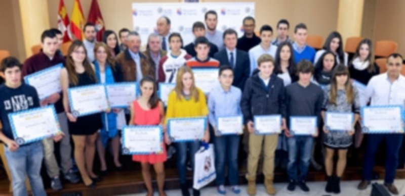 Foto de familia con la treintena de deportistas becados por la Diputación Provincial de Segovia