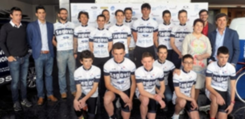 Foto de familia del equipo Segovia-Ford que se presentó en la jornada de ayer. / Kamarero