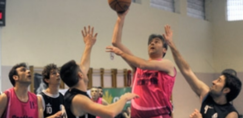 Diego Lucía intenta el lanzamiento cercano a canasta en buena posición para anotar. / Kamarero